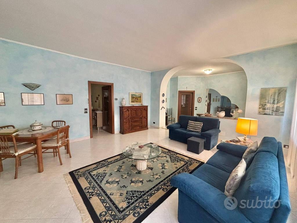 Villa di 361 m² con più di 5 locali a Novara