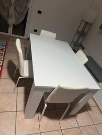 Tavolo allungabile con 4 sedie