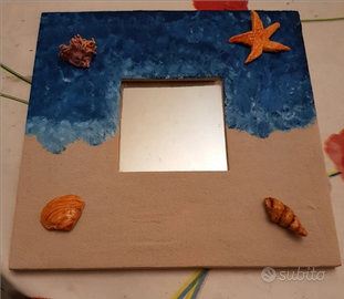 Specchio con cornice dipinta a mano. Mare