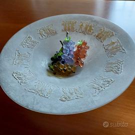 Centrotavola in vetro opaline opaco, con uva in ve