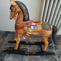 Cavallo a dondolo in legno