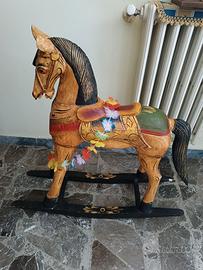Cavallo a dondolo in legno