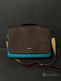 Borsa O bag azzurra e marrone effetto intrecciato