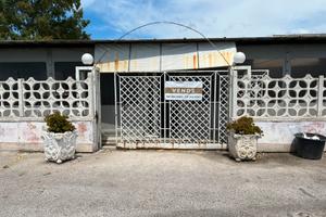 Locale 200 mq + app.to mq 70 + terreno mq 1000