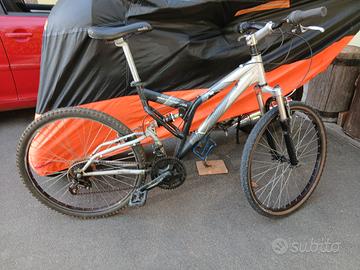 Mountain Bike bi-ammortizzata