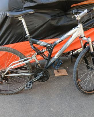 Mountain Bike bi-ammortizzata
