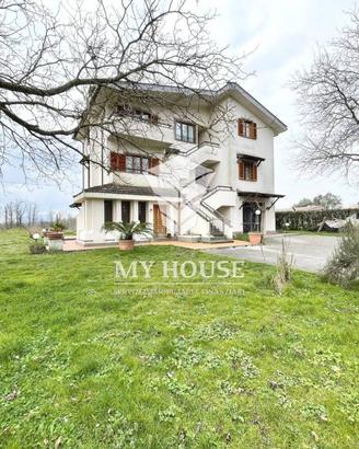 Villa di 350 m² con più di 5 locali e box auto a P