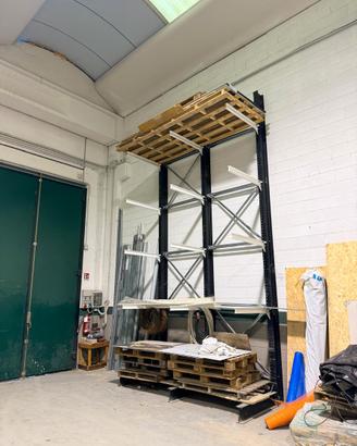Scaffalature a mensole e porta-pallet