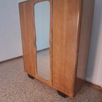 Armadio camera con specchiera marrone chiaro.