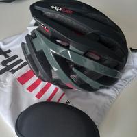 casco bici e occhiali 