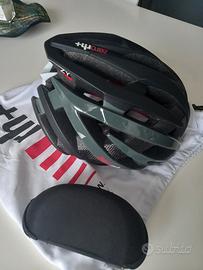 casco bici e occhiali 