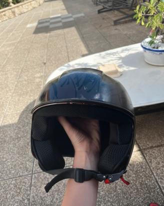 casco jet con presa USB
