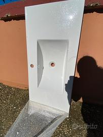 Lavandino in ceramica bianca