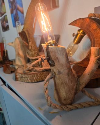 lampada in legno da tavolo 