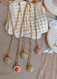 collana con ciondolo ricamato a mano