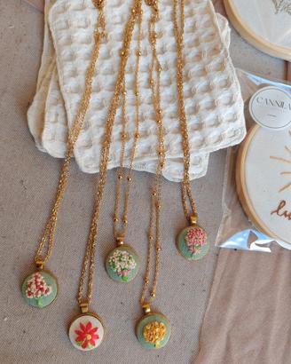 collana con ciondolo ricamato a mano