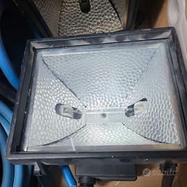 10 faretti alogeni max 500W uso da interno/esterno