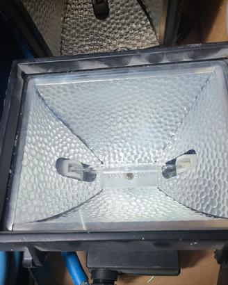 10 faretti alogeni max 500W uso da interno/esterno