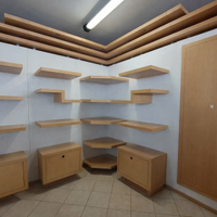 Mobile scaffale a ripiani con faretti