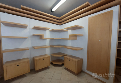 Mobile scaffale a ripiani con faretti