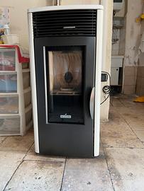 Stufa a pellet Ravelli modello Mavi