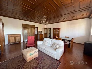 Villa di 438 m² con 3 locali e box auto doppio a C