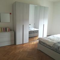 Grande e bella stanza singola con letto matrimonia