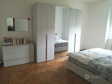 Grande e bella stanza singola con letto matrimonia