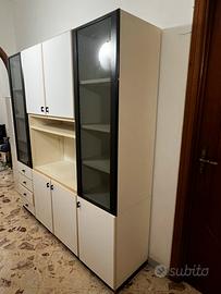 Vetrina con ante in vetro e in legno