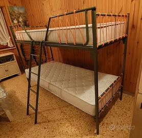 Letto a castello scomponibile in metallo verde