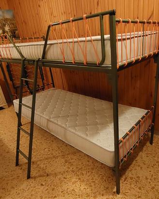 Letto a castello scomponibile in metallo verde