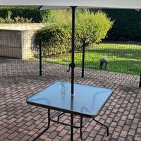 Tavolino da esterno con ombrellone