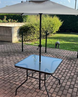 Tavolino da esterno con ombrellone