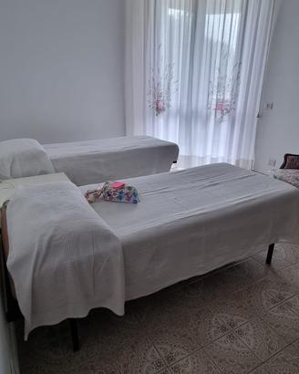 Due letti + armadio + poltrona
