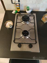 cucina con frigo e forno 