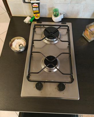 cucina con frigo e forno 