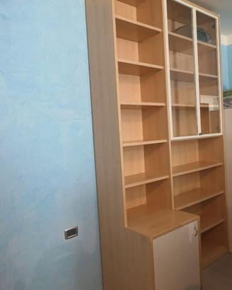 Libreria in legno chiaro