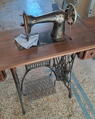 Antica Macchina da cucire Singer anni 20.         