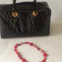 Giacca donna e borsa nera ed una collana rossa