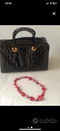 Giacca donna e borsa nera ed una collana rossa