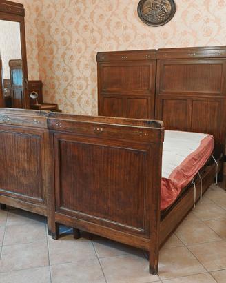 Camera da letto antica con comò aggiuntivo
