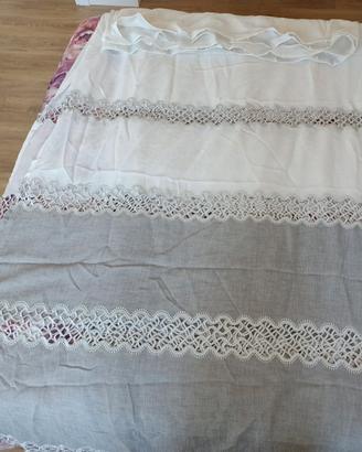 Tende bianche e grigie con bastoni – eleganti e in