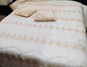 Copriletto matrimoniale. Coperte.