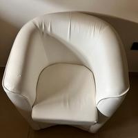 Poltrona bianca in simil pelle