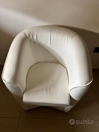 Poltrona bianca in simil pelle