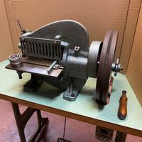 TAGLIASTRISCE CUOIO PELLE PELLETTERIA.