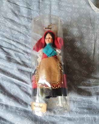 Bambola souvenir vintage delle Marche 