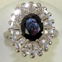 Anello di fidanzamento in oro bianco.