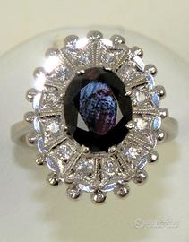 Anello di fidanzamento in oro bianco.