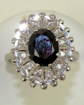 Anello di fidanzamento in oro bianco.